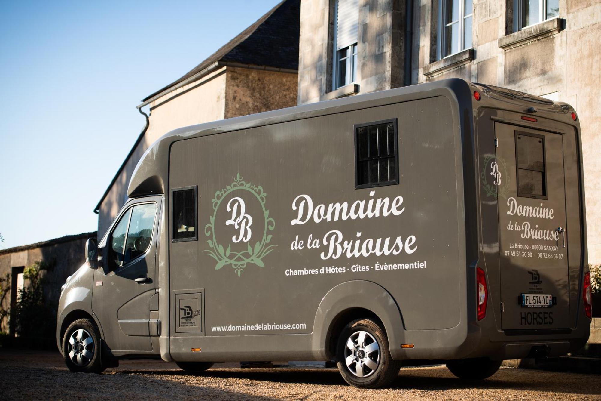 Bed and Breakfast Domaine De La Briouse Sanxay Экстерьер фото